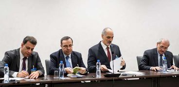 السفير السورى وكبير مفوضى الحكومة السورية أثناء جلسة المفاوضات غير المباشرة فى سويسرا «أ. ف. ب»