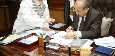 محافظ كفر الشيخ خلال بحثه ملفات مع وكيل وزارة التربية والتعليم