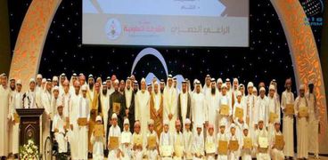 سلطان بن محمد القاسمي يكرم الفائزين بجائزة الشارقة للقرآن الكريم والسنة النبوية.