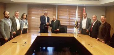 الدكتور سيد خليفة نقيب الزراعيين يوقع اتفاقية مع الجانب اللبناني