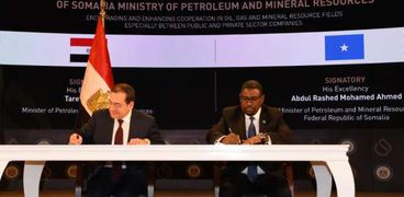 وزير البترول خلال توقيع مذكرة تفاهم مع دولة الصومال