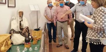 وزير الري يتفقد قاعات "متحف النيل" في أسوان