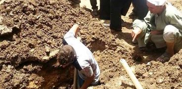 رئيس مدينة طهطا يشرف علي اصلاح كسر ماسورة مياه