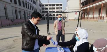 توزيع كمامات طبية مجانا على الطلاب قبل دخول الامتحانات بمدارس القاهرة والجيزة