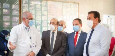 وزير الصحة يتفقد قسم الأشعة المقطعية الجديد بمستشفى صدر المعمورة