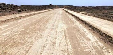محافظ أسوان يتابع مشروعات إنشاء الطريق الجديد البديل للسادات