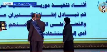 السيسي يكرم أسرة الشهيد وسام منصور محمد أمين