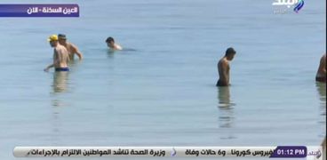 تجمع المواطنين بالشواطئ ونزولهم البحر