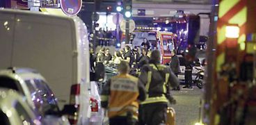 رجال الإسعاف والدفاع المدنى خلال نقل ضحايا حادث باريس