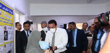 وزير الصحة ومحافظ الفيوم يتفقدان أعمال الحملة التنشيطية لتنظيم الأسرة