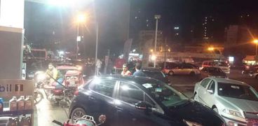 تزاحم امام محطات البنزين بالإسكندرية