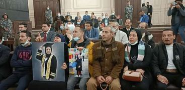 أسرة فتاة المول داخل محكمة جنايات الإسكندرية