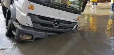 سقوط سيارة الصرف الصحي بهبوط ارضي في الإسكندرية