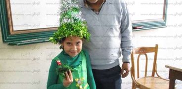 طفلة ترتدى شجرة الكريسماس