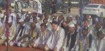 بالصور| رئيس الحكومة الليبية يؤدي صلاة العيد في تاورغاء