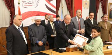محافظ القاهرة يكرم أوائل المسابقة الدينية