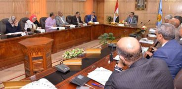 محافظ أسيوط : طرح شهادة "أمان المصريين" للعاملين بالوحدات المحلية والمشروعات بالتقسيط على 15 شهر