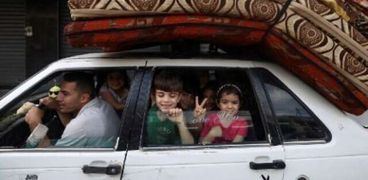 طفلان يرفعان علامة النصر في غزة