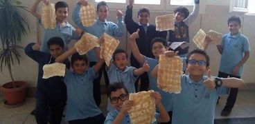 ورشة لصناعة البردي لطلاب مدرسة إبتدائية في الإسكندرية