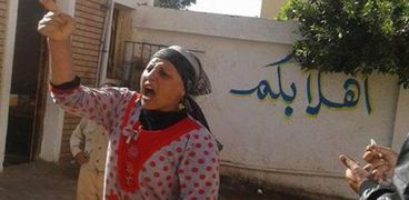 بالصور| سيدة وزوجها يعتديان بالضرب بـ"جنزير" على طلاب ومعلمين بإحدى مدارس كفر الشيخ