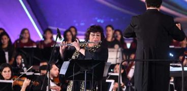 وزيرة الثقافة تعزف في مهرجان الموسيقى العربية على آلة الفلوت