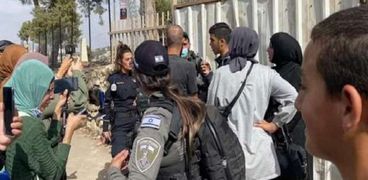 الاحتلال يعتقل مواطنين عند مدخل المقبرة اليوسفية