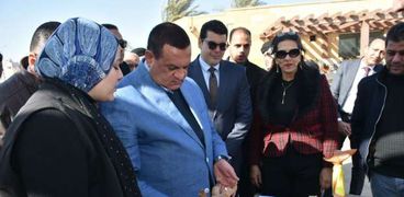 وزير التنمية المحلية يتفقد معرض أيادى مصر