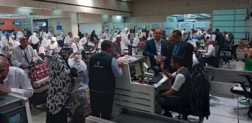 حجاج مصريين خلال سفرهم للحج عبر رحلات مصر للطيران العام الماضى