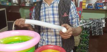 «أحمد» يبدع في تصميم فانوس من البلالين لإسعاد الأطفال بأقل تكلفة
