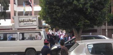 خروج طالبات مدرسة الخنساء من المدرسة بسبب الغاز