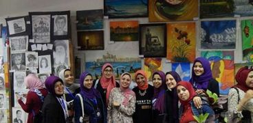 عدد من الفتيات المسلمات زرن معرض الكاتدرائية