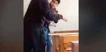 مدرس يضرب طالب