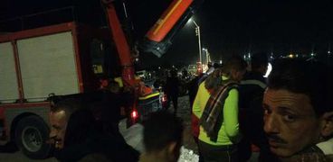انتشال سيارة ميكروباص سقطت في ترعة ببني سويف