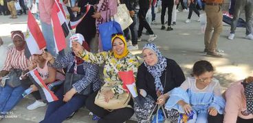 المصريون يحتفلون أمام المنصة بنصر أكتوبر