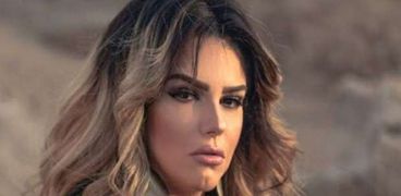 الفنانة دنيا عبدالعزيز