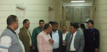 في مستشفى كفر صقر: مرضى بلا أطباء في حضور وكيل الوزارة