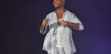 أحمد سعد يصعد لمسرح حفله في العلمين على نغمات «جت الملوك»