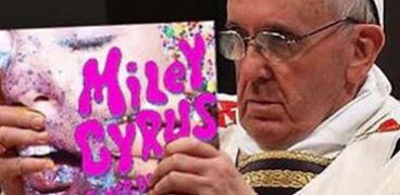 مايلي سايرس تثير غضب الكاثوليك بنشر صورة معدلة للبابا فرانسيس