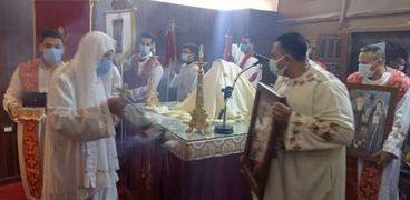 المئات يحتفلون بعيد الأنبا بولا «أول السواح» في بني سويف