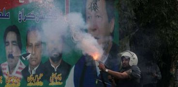 اشتباكات بين الشرطة وأنصار خان فى باكستان