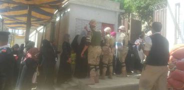 تنظيم قوات الجيش والشرطة لدخول الناخبات في لجان المقطم