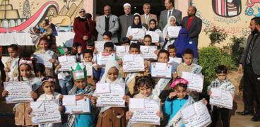 وكيلا «التعليم» و«الأوقاف» في بني سويف يكرمان حفظة القرآن بمدرسة ابتدائية