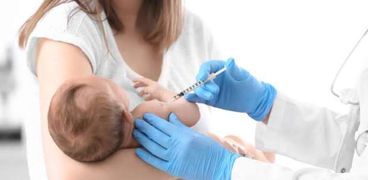 تطعيم أحد الأطفال