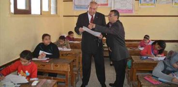 محافظ المنيا يتفقد لجان أمتحانات الشهادة الإبتدائية