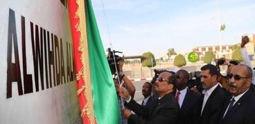 الرئيس ولد عبدالعزيز أثناء وضع الاسم الجديد للشارع