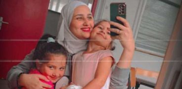 مريم مجدي وطفلتاها