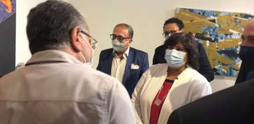الدكتورة إيناس عبدالدايم وزيرة الثقافة في افتتاح صالون القاهرة