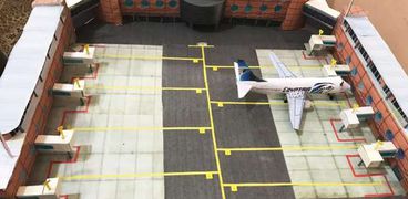 "البركة في السفر".. طالب مصري يصمم نماذج للطائرات بـ"الورق المقوى"