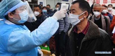 طبيب صيني يقوم بفحص احد المرضى