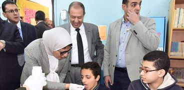 بالصور| وزيرة الصحة تطعم "طلاب الابتدائية" ضد "الديدان" بيدها